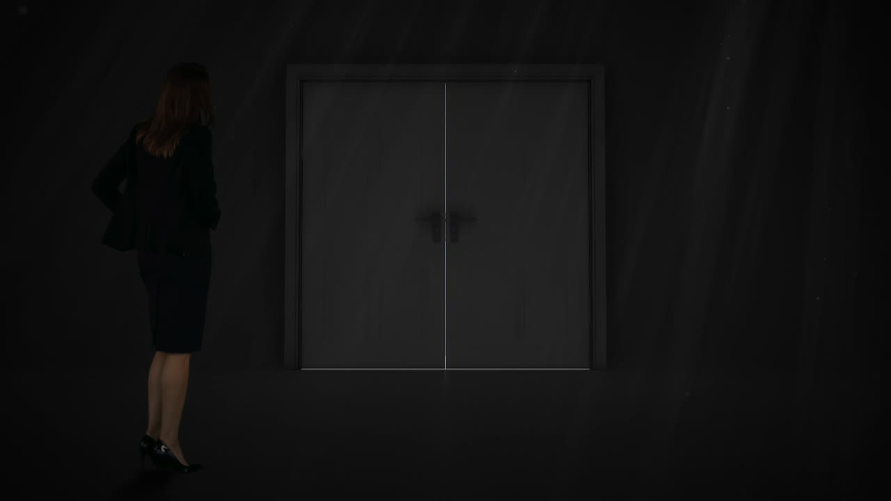 비지니스 우먼이 빛에 문을 열고 지켜보고 있습니다.