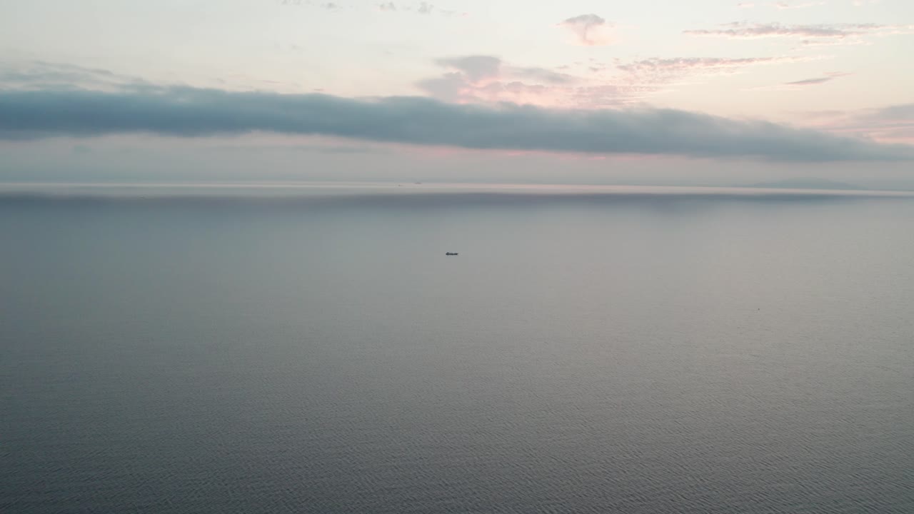 일본 비와코 호수 풍경에서 떠다니는 외로운 선박, 해가 뜨는 후의 드론 파노라마 뷰