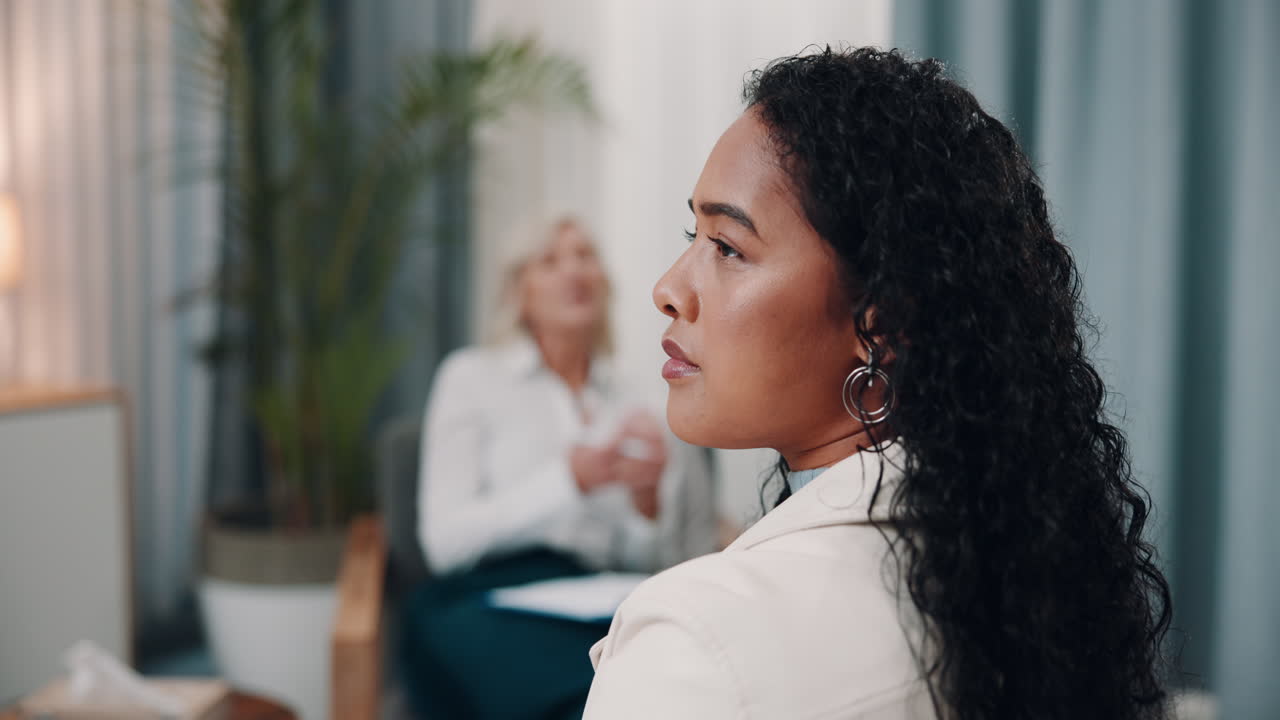 mujer escuchando atentamente a su terapeuta durante una sesión de terapia.