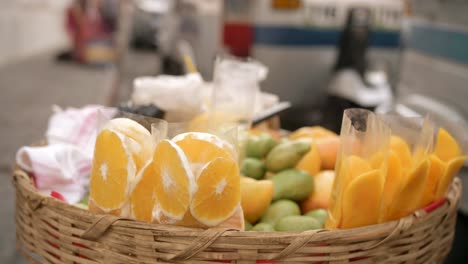 canasta con vendedor de bocadillos de frutas en guatemala