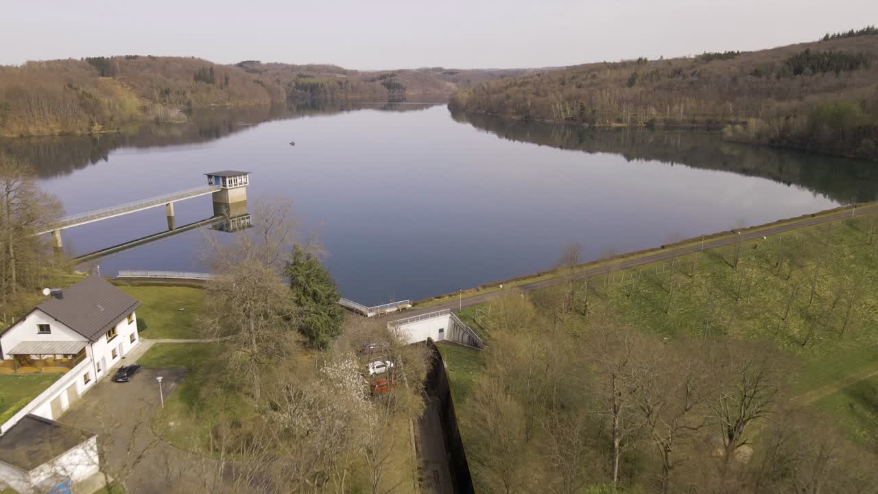 una torre de entrada mínima industrial en un lago artificial en alemania occidental