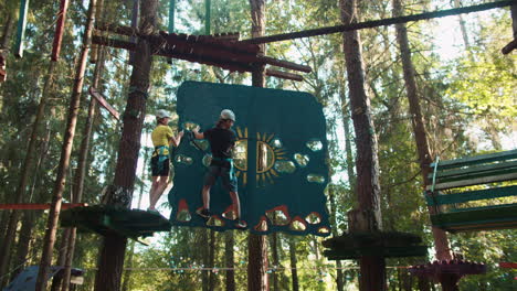 gente en el campamento de aventuras