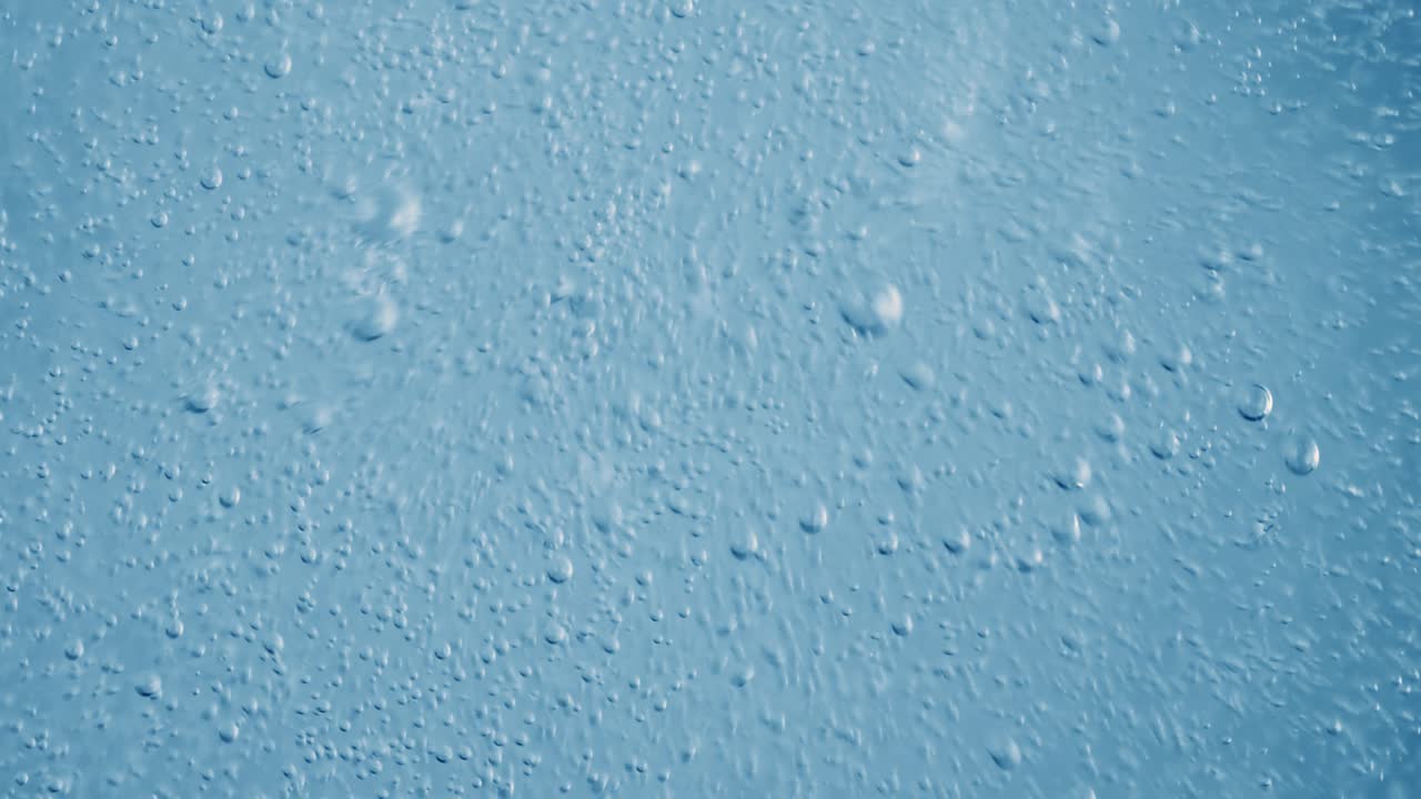 Bolle di ossigeno nell'acqua su uno sfondo astratto blu.
