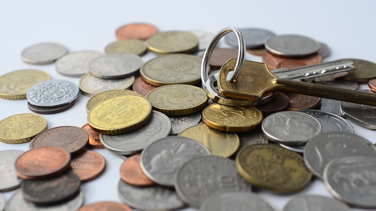 Monedas de diferentes países del mundo. Monedas sobre fondo blanco