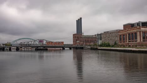 Timelapse-De-Edificios-Industriales-Y-Puentes-Con-Nubes-Y-Tráfico-En-Movimiento-Rápido-En-Nueva-Inglaterra