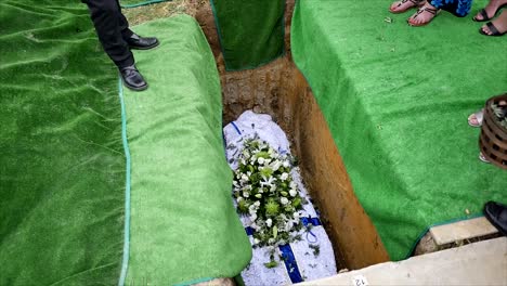 captura de pantalla de un ataúd funerario en un coche fúnebre o capilla o entierro en el cementerio