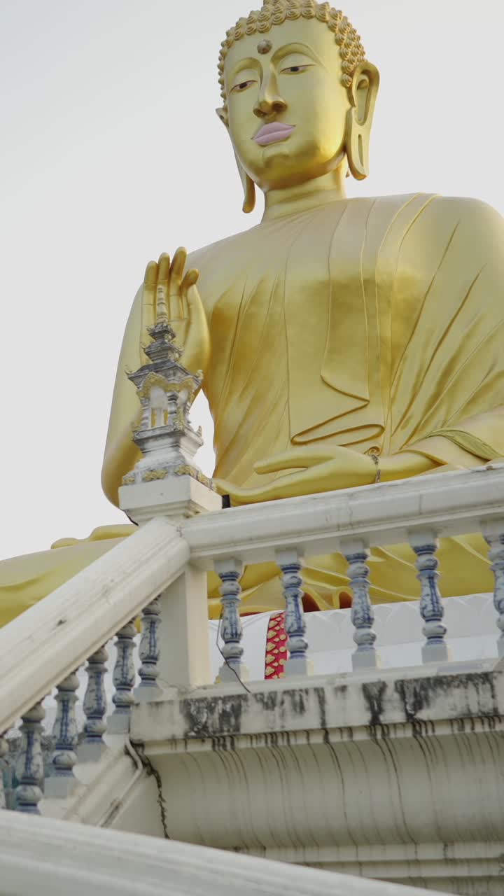 estatua de Buda de oro