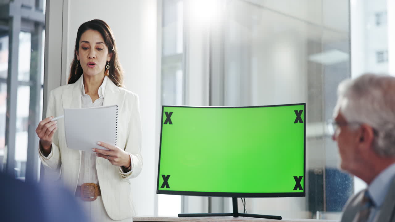mujer haciendo una presentación en una reunión de negocios