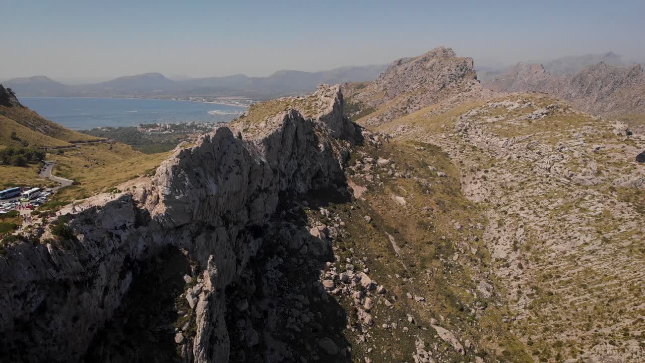 Aerea: Montagne a Capo Formentor con vista sulla baia di Alcudia a Maiorca.