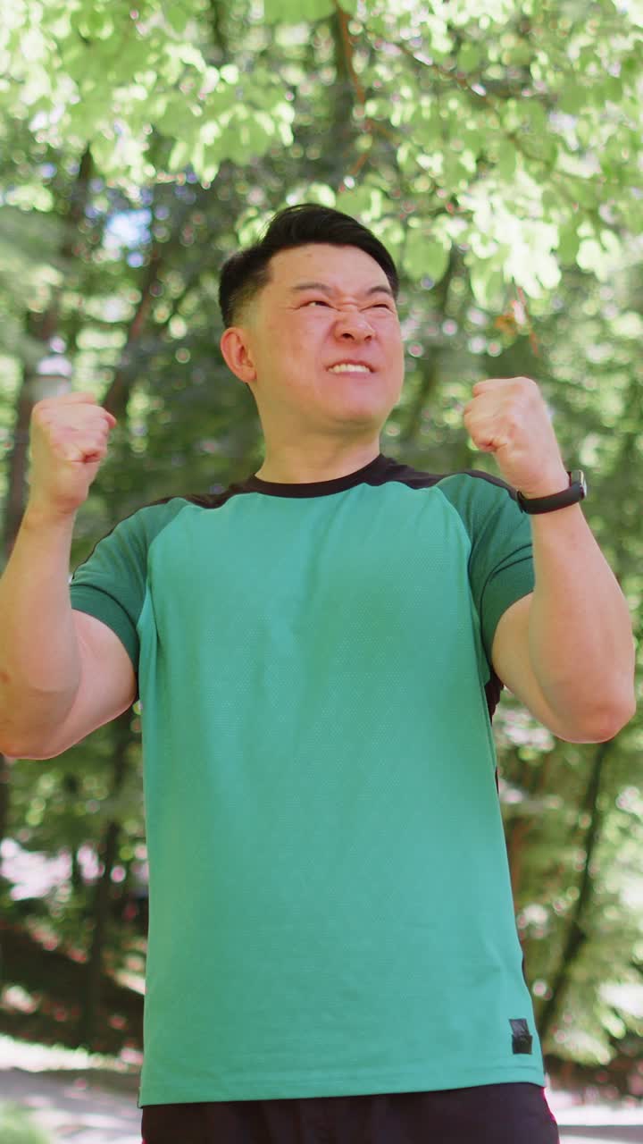 아시아 육상 달리기 남자 성공 축하 승리 기 승리 승리 마라톤 경주 공원에서