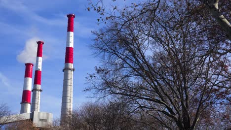 Las-Chimeneas-De-La-Estación-Generadora-De-Ravenswood-En-Queens-Se-Elevan-Por-Encima-De-Un-Parque-De-La-Ciudad-1