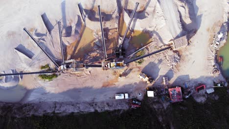 toma aérea directa desde un dron de cantera y maquinaria pesada en el distrito de pomeranian en polonia