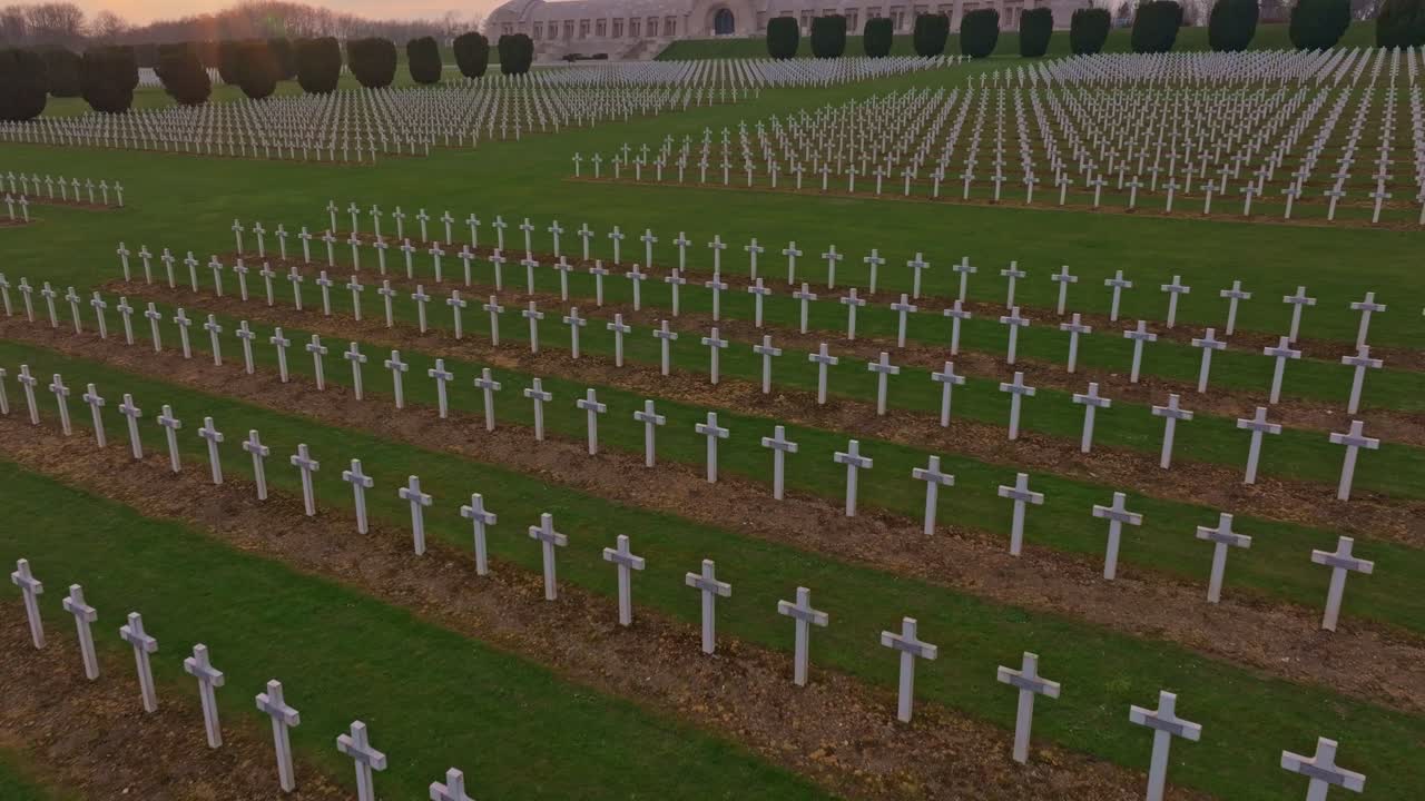 Vista aerea delle croci bianche che fiancheggiano il cimitero dell'Ossario di Douaumont