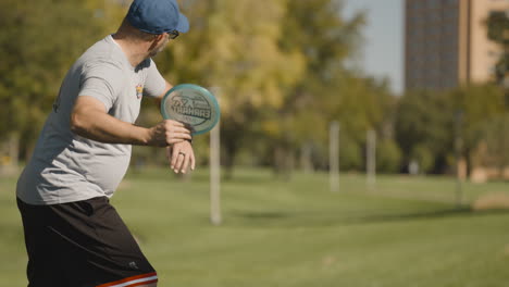 disc golf tee shot op discgolfbaan in