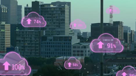 animación de nubes digitales con carga flotando sobre el paisaje urbano