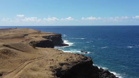 Aerial-view-of-the-shoreline-cliffs-on-the-Big-Island,-Hawaii