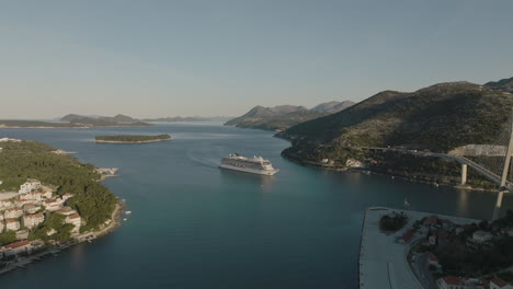 Drone-Aéreo-De-5k-Sobre-El-Pintoresco-Puerto-De-Dubrovnik-Croacia-Con-Crucero-Y-Puente-De-Cable