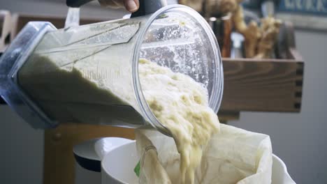 verter jengibre mezclado dentro de una bolsa de nueces para exprimir el jugo de la pulpa