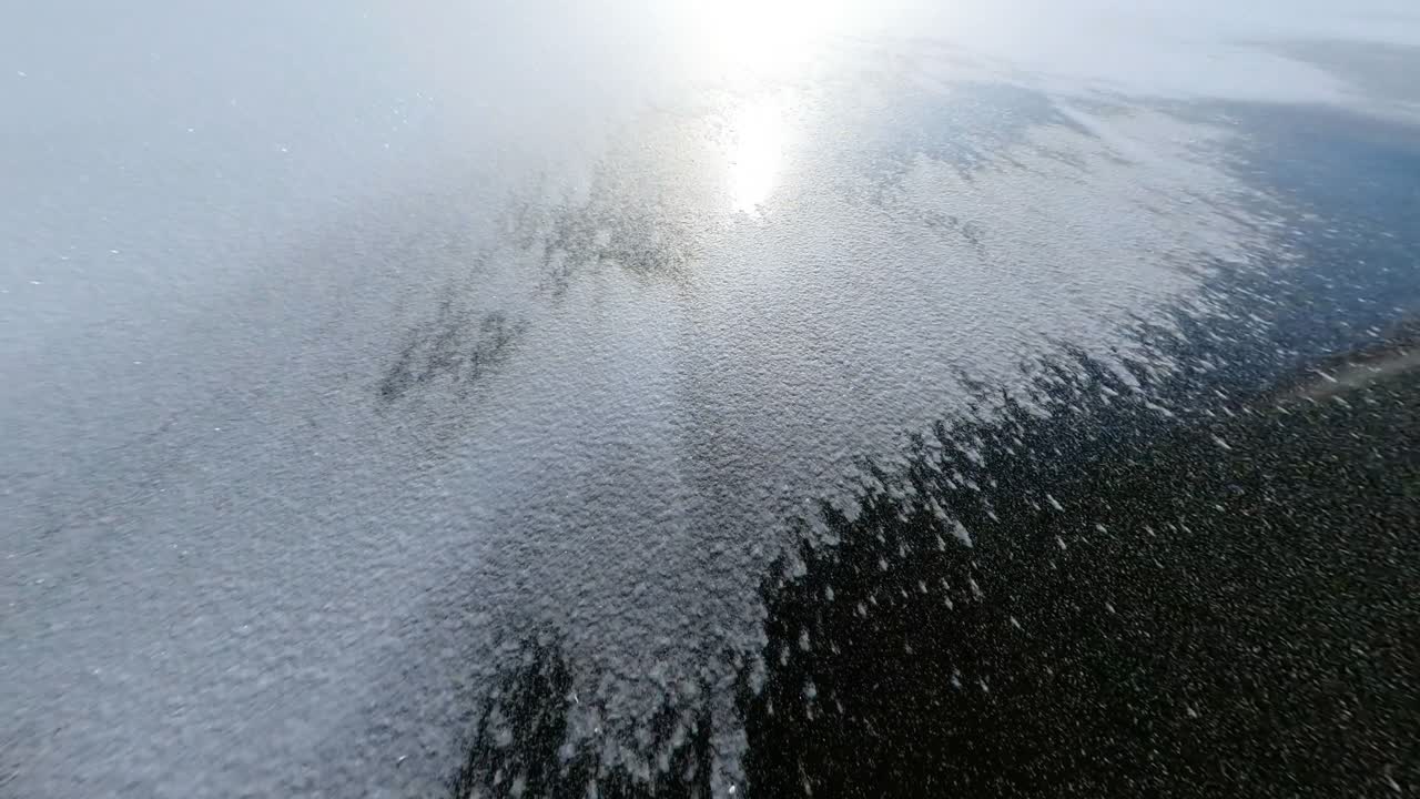 ⁇ 은 겨울 날 다리 근처에 얼어붙은 강 얼음