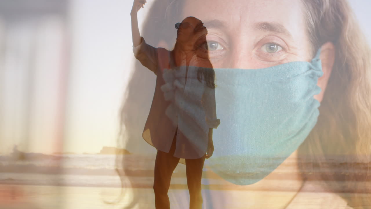 video compuesto digital de una mujer con una máscara facial contra una mujer tomando una selfie en el fondo