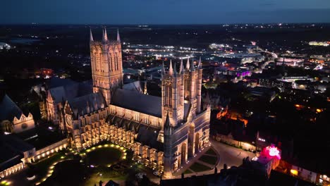 Imágenes-Aéreas-De-Drones-Capturan-La-Famosa-Catedral-De-Lincoln-En-Lincolnshire,-Reino-Unido,-Al-Anochecer,-Destacando-Su-Magnífica-Arquitectura-Gótica-Iluminada.