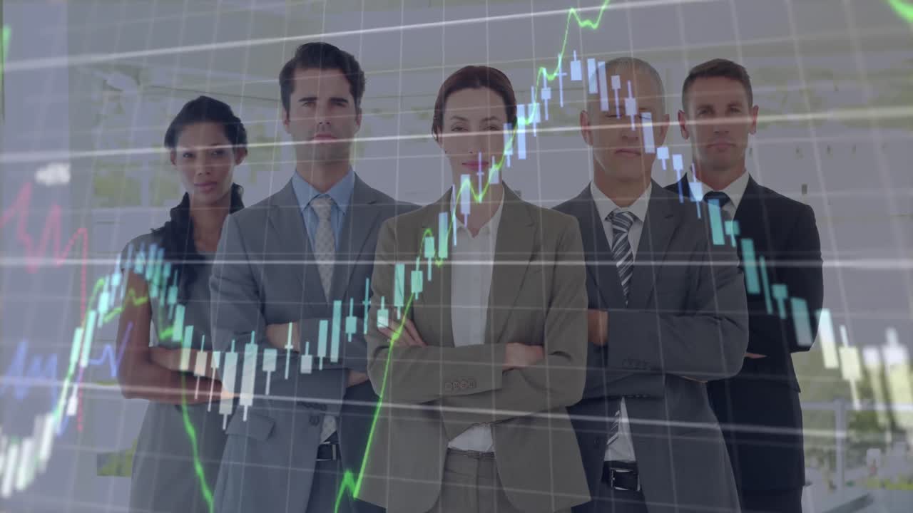 animação de processamento de dados financeiros contra retrato de diversos empresários de pé no escritório