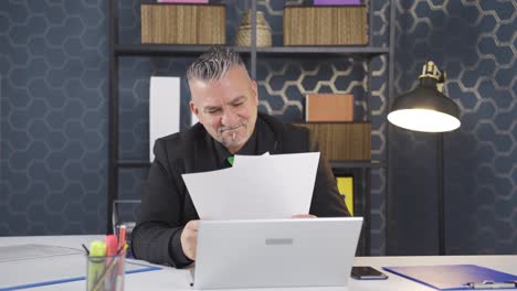 hombre de negocios regocijándose con los resultados positivos del papeleo.