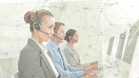 animación de la red de conexiones a través de personas de negocios que usan auriculares telefónicos
