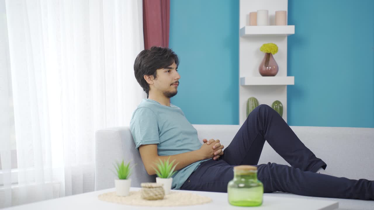 집에서 혼자 울고 있는 남자