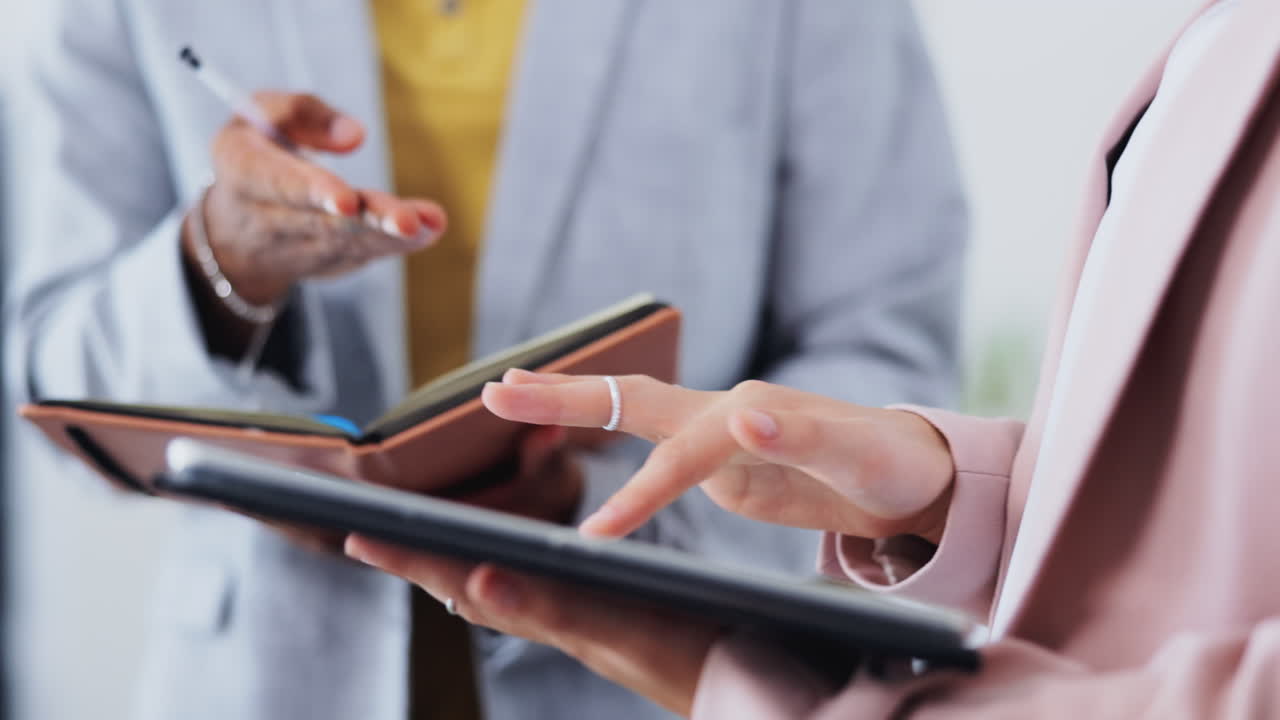 tableta digital, manos y gente de negocios escribiendo