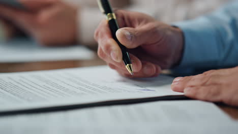 hombre de negocios firmando el acuerdo mesa de negociación. empleado feliz satisfecho