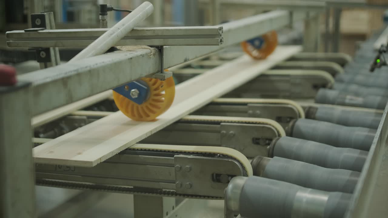 Produção Automatizada de Pranchas de Madeira em Esteira Transportadora