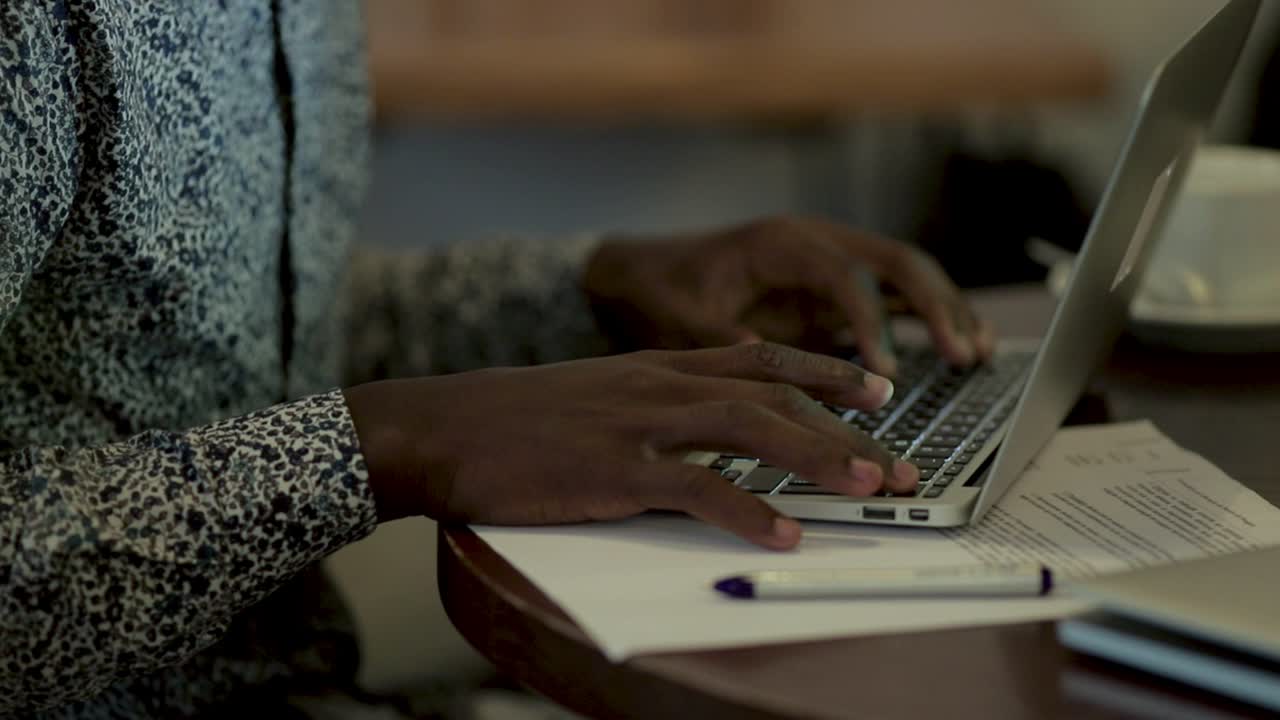 Young freelancer working with laptop in coffee shop