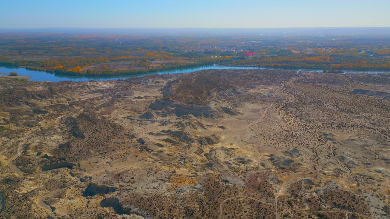 Veduta aerea di paesaggio arido di calanchi con fiume