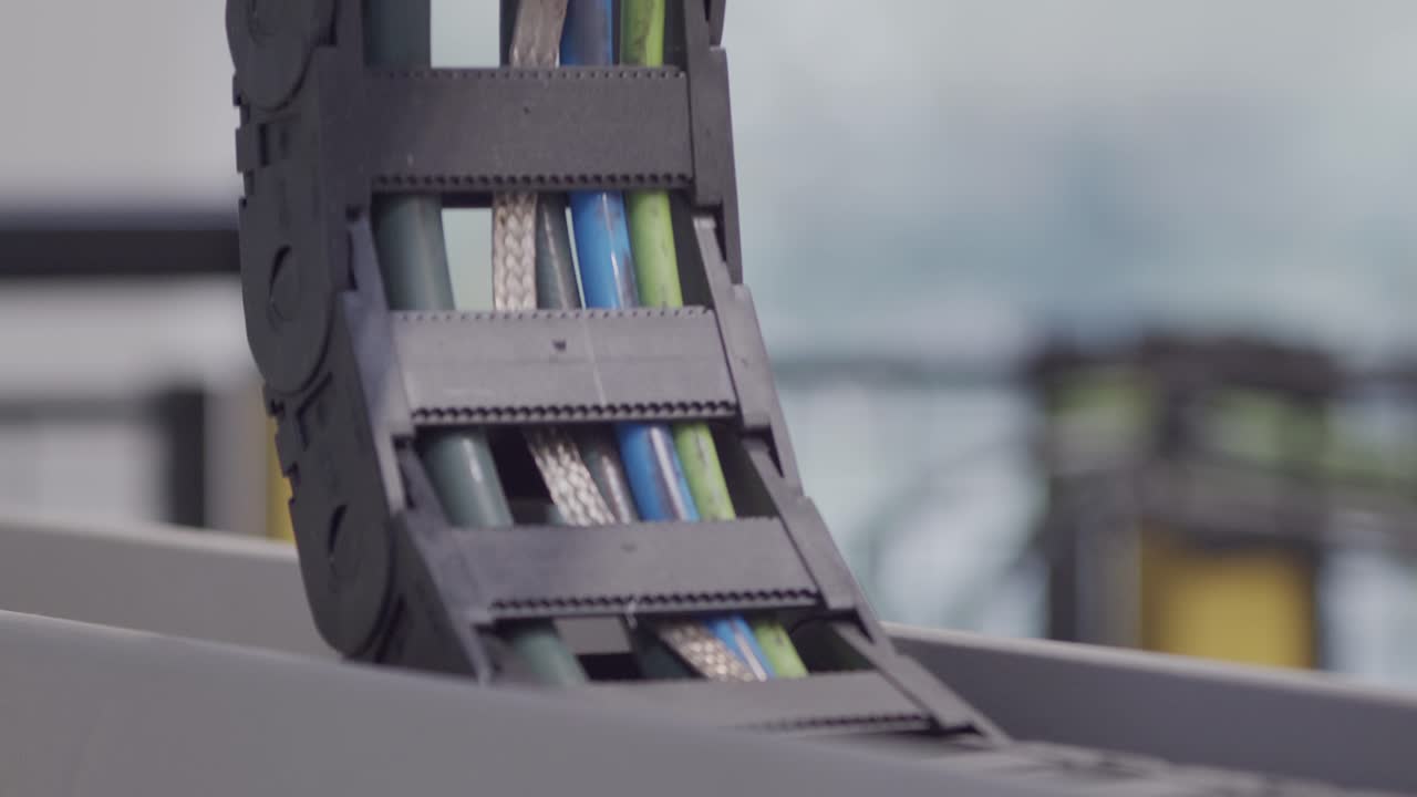 데이터 케이블을 보호하는 움직이는 로봇 팔의 일부