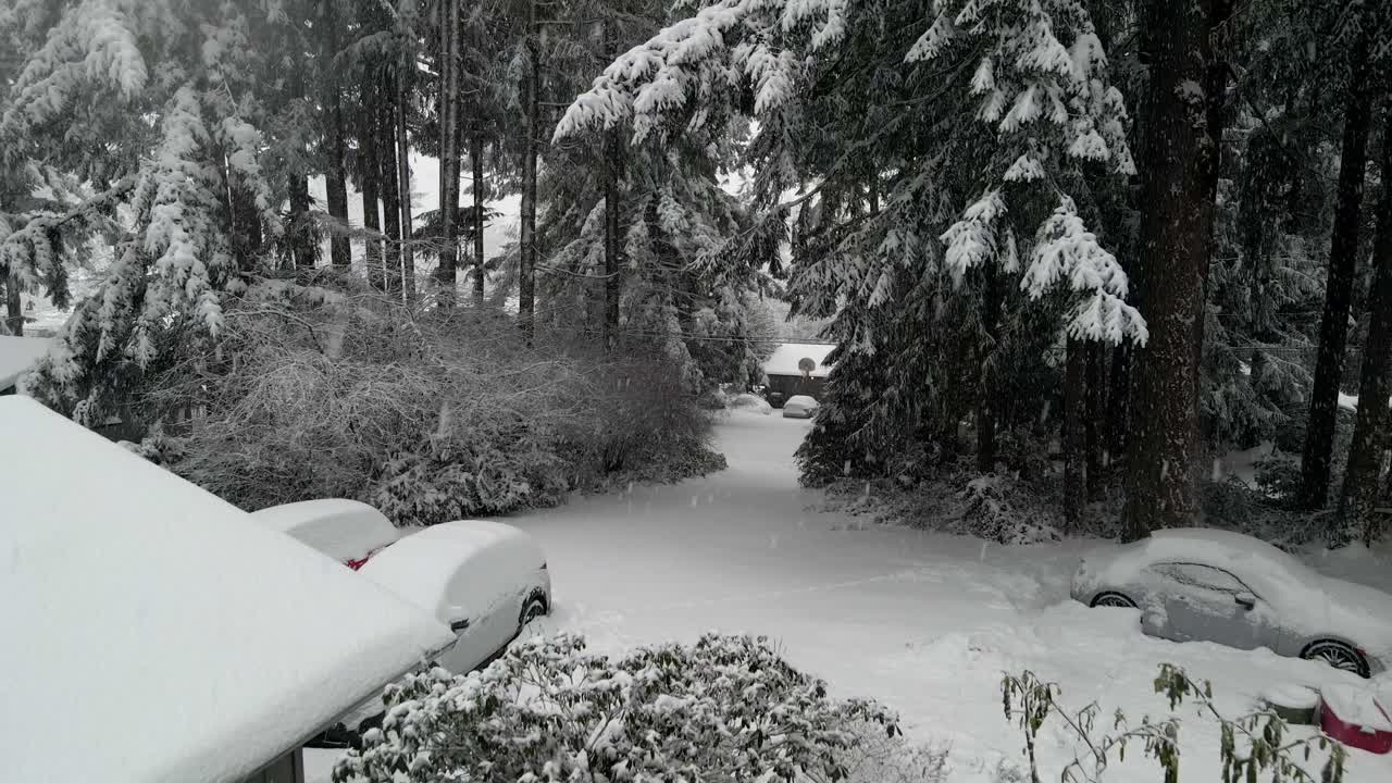 주거용 지붕 위의 눈과 주차된 자동차, 눈보라, 공중