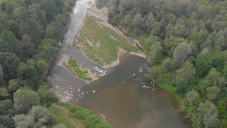 sobrecarga aérea del río que fluye en europa que parece estar secándose