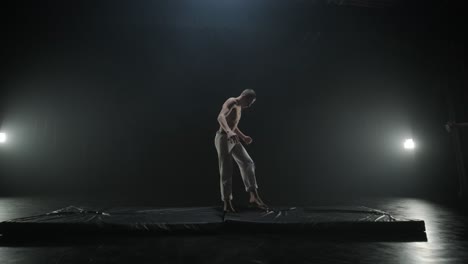 luchadores de capoeira realizando movimientos dinámicos en el escenario. artes marciales, danza y acrobacias en acción. atletas de pecho desnudo mostrando fuerza, flexibilidad y técnica bajo los reflectores