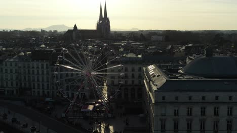 Rueda-De-La-Fortuna-De-Bayona-En-Place-De-La-Liberté-Con-La-Catedral-De-Fondo,-Francia