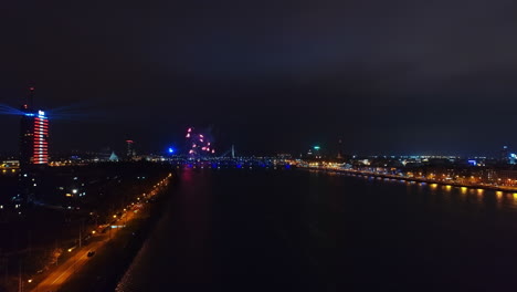 Weitwinkelaufnahme-Des-Flusses-Daugava-In-Der-Nähe-Des-Stadtzentrums-Von-Riga-Während-Des-Nächtlichen-Feuerwerks