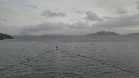 Vista-Trasera-De-Un-Barco-De-Pesca-Que-Navega-Por-El-Mar-En-El-Norte-De-Noruega-En-Un-Día-Nublado