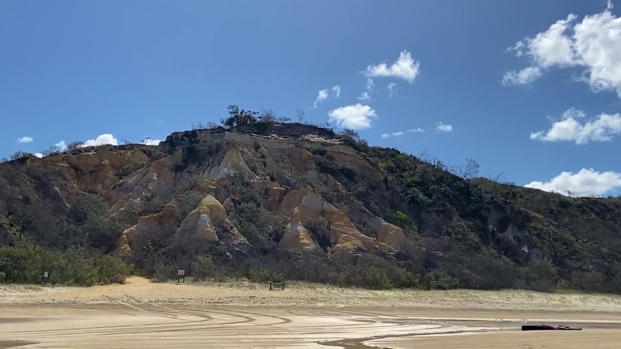 los pináculos: una espectacular formación de arenisca de colores vívidos de color rojo intenso, naranja y amarillo al norte de la playa de la catedral en el icónico k'gari en queensland