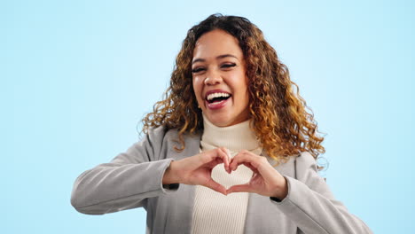 mujer feliz, corazón y manos en retrato