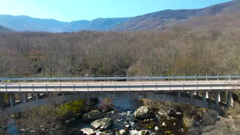 Vom-Fluss-Tera-Aufsteigend-Bis-Zur-Spitze,-Um-Den-See-Von-Sanabria-Zu-Sehen