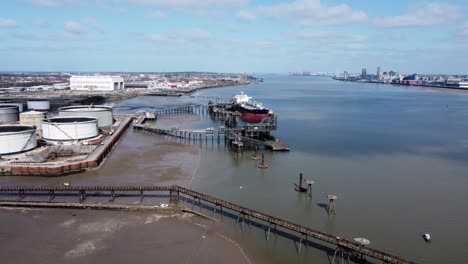buque cisterna de petróleo crudo cargando en la terminal portuaria de la refinería vista aérea lenta izquierda del carro