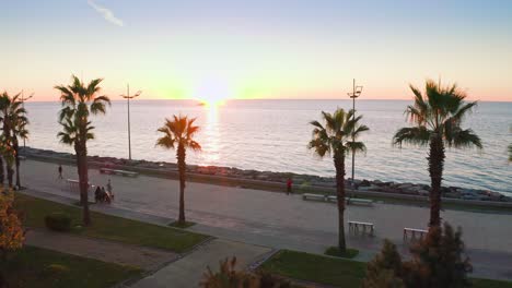 parque de la ciudad y moderno distrito residencial de batumi contra el horizonte del mar negro al atardecer