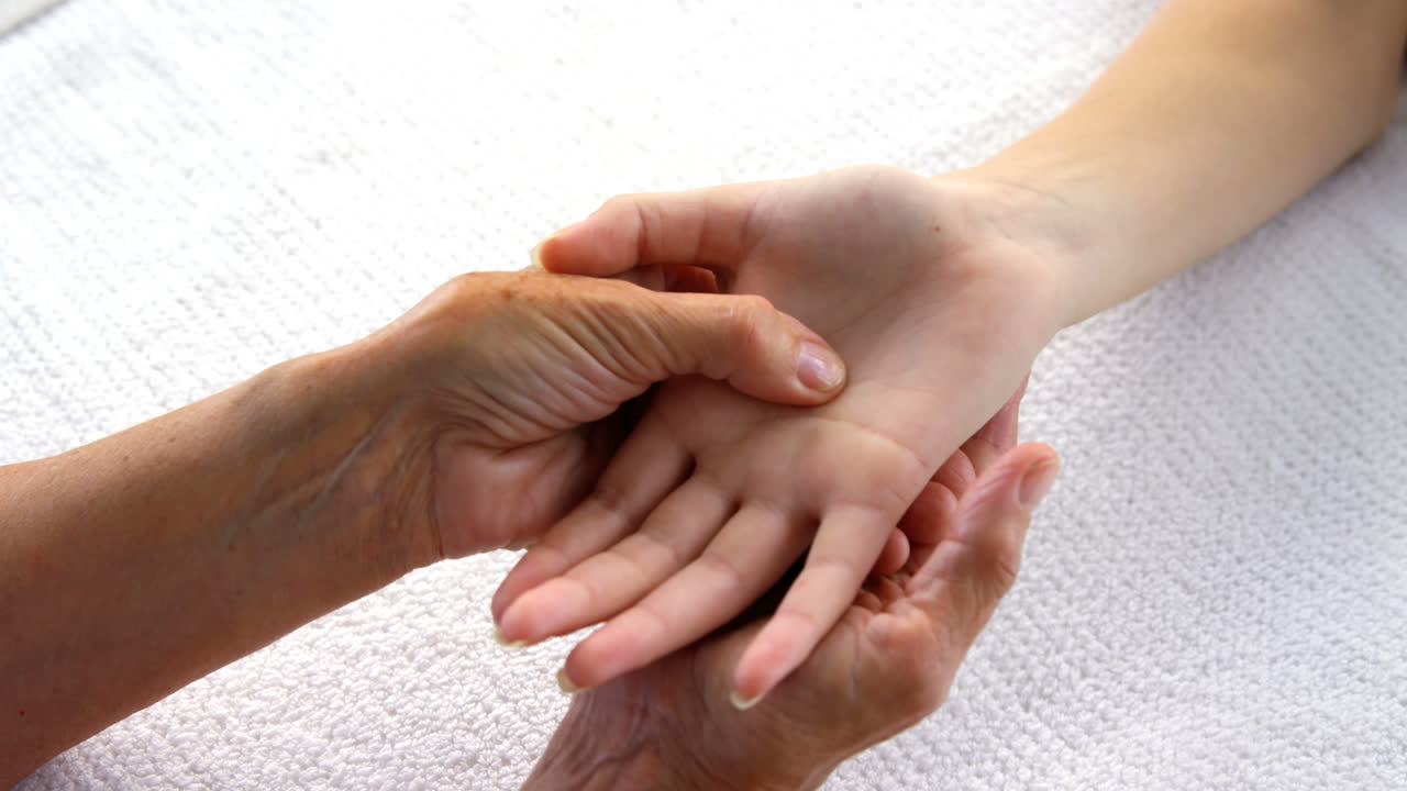 terapeuta cuidando a su paciente