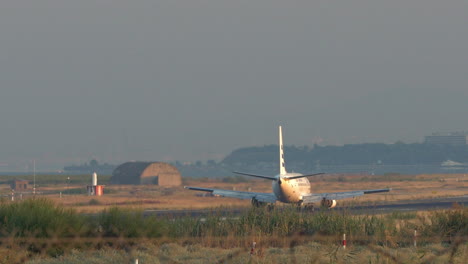 Flugzeug-Auf-Der-Landebahn