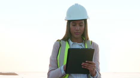 joven trabajadora profesional de la construcción