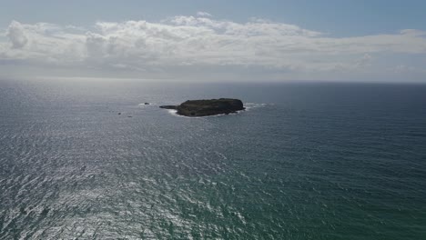 cook island rodeada por las tranquilas aguas del océano pacífico sur - cooks island, turtle island - nueva gales del sur, australia